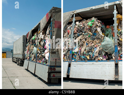 Camion chargé de recyclage des déchets. Deux images Banque D'Images