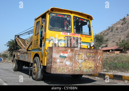 Camion-grue récupération lourdement dans Karnataka Inde Banque D'Images