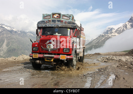 Camion-citerne de carburant négocie la Rhotang Pass dangereux sur la route de Leh avec une toile de fond de l'Himalaya. Inde Ladakh Banque D'Images