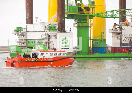 Le cric l'barge, Goliath remorqué à l'éolien offshore Walney pour les travaux de construction. Banque D'Images