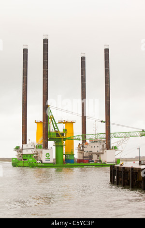 Le cric l'barge, Goliath remorqué à l'éolien offshore Walney pour les travaux de construction. Banque D'Images