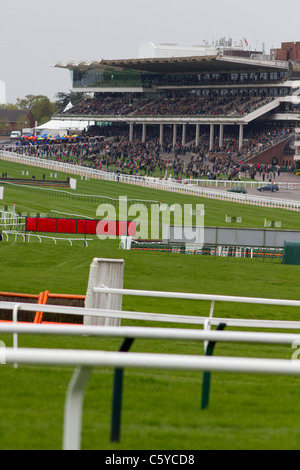 Une vue sur l'Hippodrome de Cheltenham's stand principal sur raceday Banque D'Images