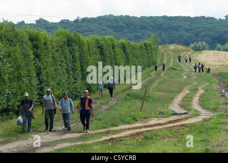 Migrants UK. Migrants d'Europe de l'est travailleurs agricoles peu qualifiés et peu rémunérés qui quittent un poste de travail en fin de journée. Kent. Angleterre Royaume-Uni. Ces gens venaient de Roumanie. 2011 2010s, HOMER SYKES Banque D'Images