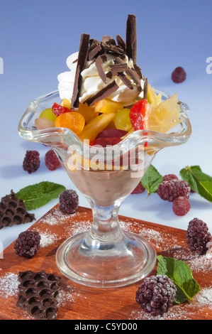 Mélange de fruits de la crème glacée sundae w Banque D'Images