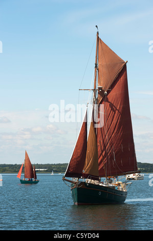 Voiliers avec brown à voiles dans le port de Poole Banque D'Images