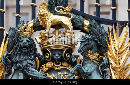 Royal Crest portes sur l'extérieur du palais de Buckingham à Londres, Angleterre Banque D'Images