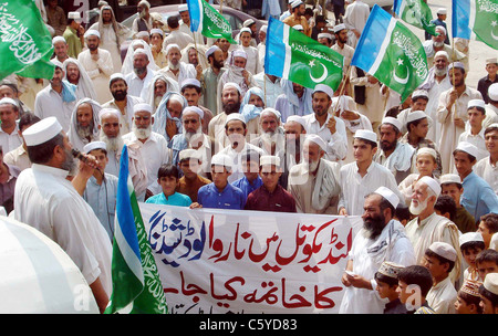 Les partisans du Jamat-e-Islami (JI) protestent contre le délestage d'électricité au cours de la démonstration de Landikotal le dimanche Banque D'Images