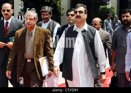 Premier Ministre, Syed Yousuf Raza Gilani arrive pour son départ vers l'Arabie saoudite à la base aérienne de Chaklala à Rawalpindi Banque D'Images