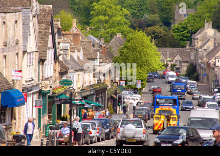 Jolie ville historique de trafic, Burford, Cotswolds, Oxfordshire, England, UK Banque D'Images