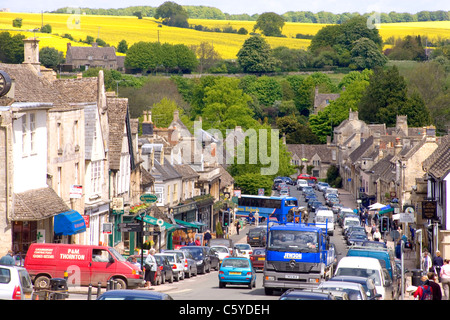 Jolie ville historique de trafic, Burford, Cotswolds, Oxfordshire, England, UK Banque D'Images