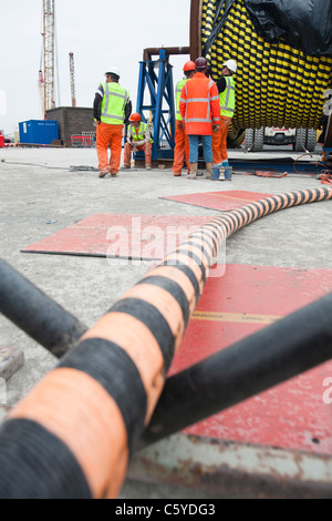 Câblage électrique en mer d'être chargés à bord d'un navire de pose de câbles spécialisés pour l'éolien offshore Walney. Banque D'Images