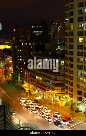 Le trafic de nuit à la jonction d'Oxford Street et de Liverpool Street, dans le coin sud-est de Sydney CBD Sydney Australie Banque D'Images