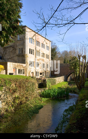 Immobilier UK.mer bâtiment industriel maintenant converti à un usage résidentiel le long de la Thames désaffectée permanent & Severn Canal près de Chalford, Gloucestershire UK. Banque D'Images