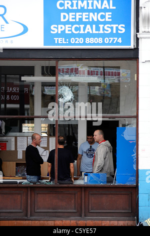 Un des bureaux de procureurs vandalisé à Tottenham au nord de Londres, l'enquête auprès du personnel les dégâts après l'émeute de samedi soir. Banque D'Images