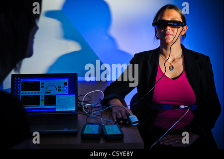 Sous réserve de porter des lunettes de réalité virtuelle dans l'étude scientifique pour traiter l'ordinateur portable de phobie qui montre les résultats à l'écran en premier plan blue Banque D'Images