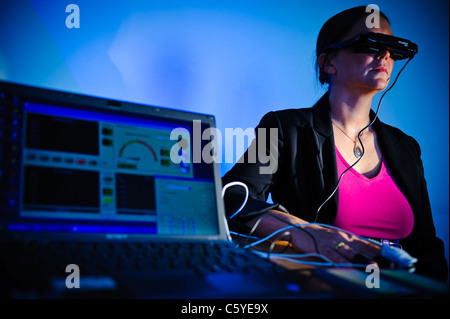 Sous réserve de porter des lunettes de réalité virtuelle dans l'étude scientifique pour traiter l'ordinateur portable de phobie qui montre les résultats à l'écran en premier plan blue Banque D'Images