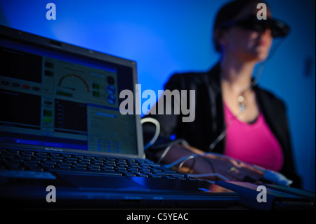 Sous réserve de porter des lunettes de réalité virtuelle dans l'étude scientifique pour traiter l'ordinateur portable de phobie qui montre les résultats à l'écran en premier plan blue Banque D'Images