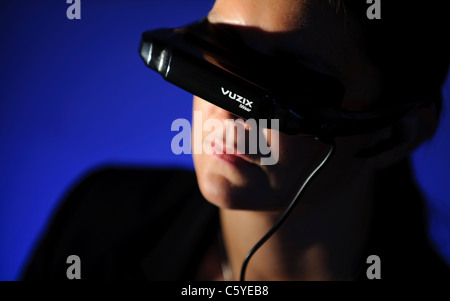 Close up de l'objet portant des lunettes de réalité virtuelle vuzix prenant part à l'étude scientifique pour aider à traiter la phobie de conduire blue Banque D'Images