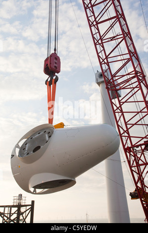 Un cône d'être soulevés en place sur une éolienne au large de la barge à l'aide d'un cric, Kraken, sur l'éolien offshore Walney. Banque D'Images