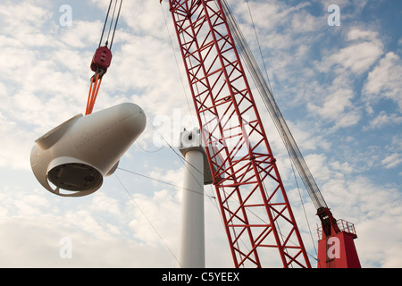 Un cône d'être soulevés en place sur une éolienne au large de la barge à l'aide d'un cric, Kraken, sur l'éolien offshore Walney. Banque D'Images