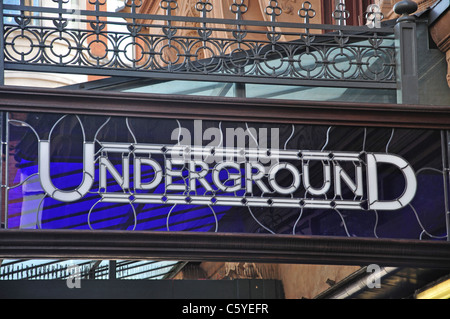 Métro verre signe, Leicester Square, West End, la City of Westminster, London, Greater London, Angleterre, Royaume-Uni Banque D'Images