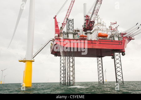 Le cric l'barge, Kraken étant utilisés pour construire des éoliennes pour l'éolien offshore Walney, Cumbria, UK. Banque D'Images