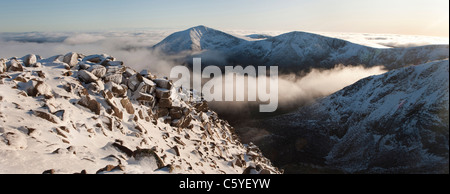 Vue depuis près de sommet de l'Briariach vers Cairn Toul et les anges (Sgor pointe une Lochain Uaine). Montagnes Grampian Banque D'Images