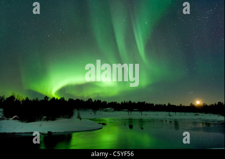 Northern Lights, également connu sous le nom de aurore boréale à la lune près de Inari. Laponie, Finlande. Banque D'Images