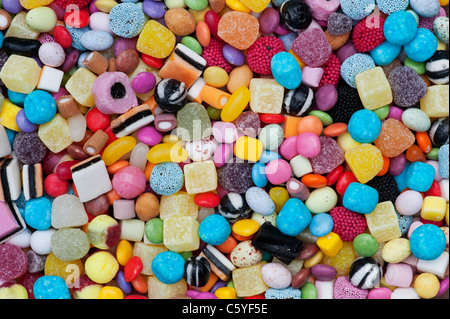 Bonbons pour enfants coloré motif. La farandole de réglisse, Smarties, ananas en cubes, humbugs, bonbons, dragées et mélanges dolly Banque D'Images