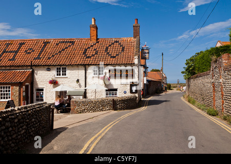 Le Kings Arms pub sur la route de Blakeney Harbour, North Norfolk, Angleterre. Banque D'Images