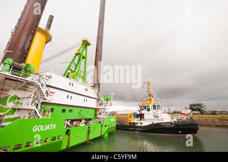 Le cric l'barge, Goliath remorqué par le remorqueur d'éolien offshore Walney pour aider à la construction. Banque D'Images
