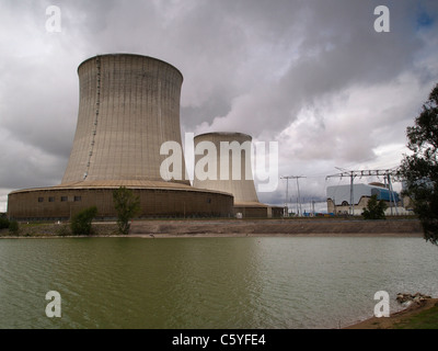 Centrale nucléaire EDF dans la vallée de la Loire. Saint Laurent des Eaux, vallée de la Loire, France Banque D'Images