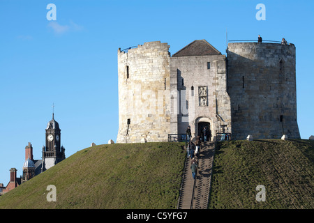 Vue du 13e siècle la tour de Clifford à York, avec tour de l'horloge derrière. Banque D'Images