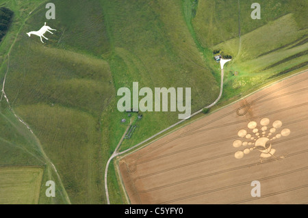 Crop Circle d'un visage fumant une pipe Banque D'Images