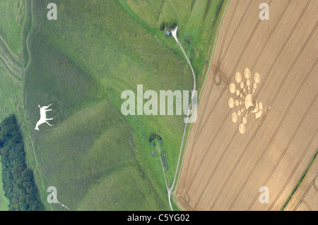 Crop Circle d'un visage fumant une pipe Banque D'Images