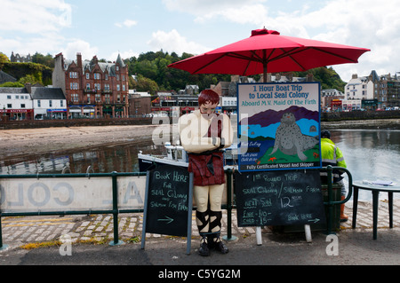 Le port d'Oban un stand à l'observation de la nature publicitaire des excursions en bateau vers la colonie de phoques de local Banque D'Images