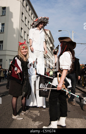 Les jeunes en costumes à parade anarchiste à Prague Banque D'Images