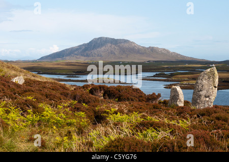 Le cercle de pierre de Pobull Fhinn ou Finn's population au-dessus de Loch Langais Eabhal avec en arrière-plan, sur North Uist. Banque D'Images