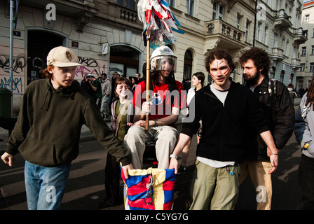 Les jeunes activistes avec drapeau tibétain à manifestation anarchiste à Prague Banque D'Images