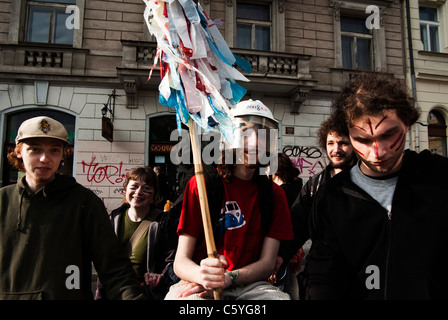 Les jeunes activistes lors d'une manifestation anarchiste à Prague Banque D'Images