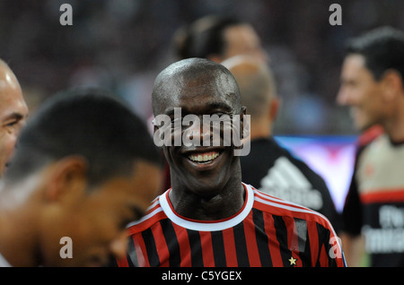 Le joueur du Milan AC Clarence Seedorf sourire alors qu'il parle d'autres joueurs immédiatement après avoir remporté la Super Coupe d'Italie en 2011 Banque D'Images