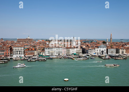 En arrivant à Venise Italie early morning light, bâtiments colorés, les maisons et les entreprises le long de la côte de l'île. Banque D'Images