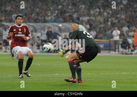 Christian Abbiati de l'AC Milan prend un balle de Samuel Eto'o de l'Inter Milan Banque D'Images