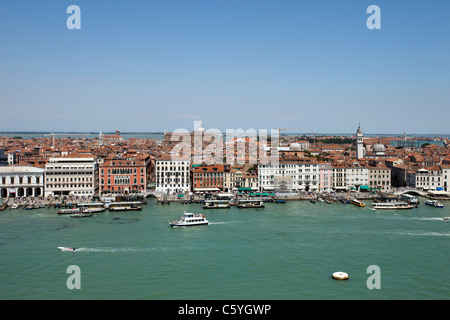 En arrivant à Venise Italie early morning light, bâtiments colorés, les maisons et les entreprises le long de la côte de l'île. Banque D'Images