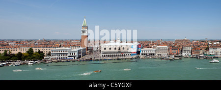 En arrivant à Venise Italie early morning light, bâtiments colorés, les maisons et les entreprises le long de la côte de l'île. Banque D'Images