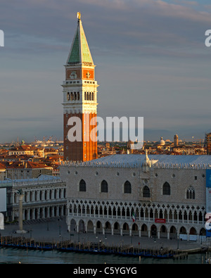 En arrivant à Venise Italie early morning light, bâtiments colorés, les maisons et les entreprises le long de la côte de l'île. Banque D'Images