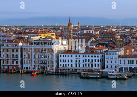 En arrivant à Venise Italie early morning light, bâtiments colorés, les maisons et les entreprises le long de la côte de l'île. Banque D'Images