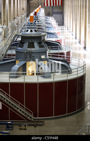 Énormes turbines dans une rangée à l'intérieur du Barrage Hoover. Banque D'Images