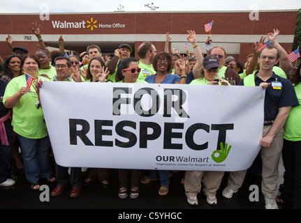 Walmart employés manifester devant les magasins Walmart Inc. Home Office à Bentonville, arche.