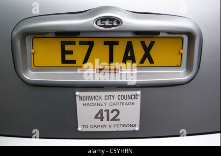 Un taxi avec le numéro de la plaque d'impôt E7, Norwich, Norfolk Banque D'Images